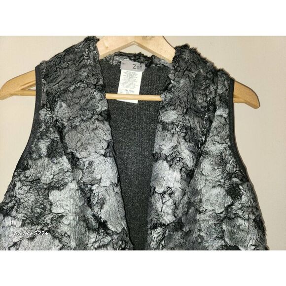 V16  ZOĒ Faux Fur Vest with a Quaint Little Snap Closure - Picture 2 of 8